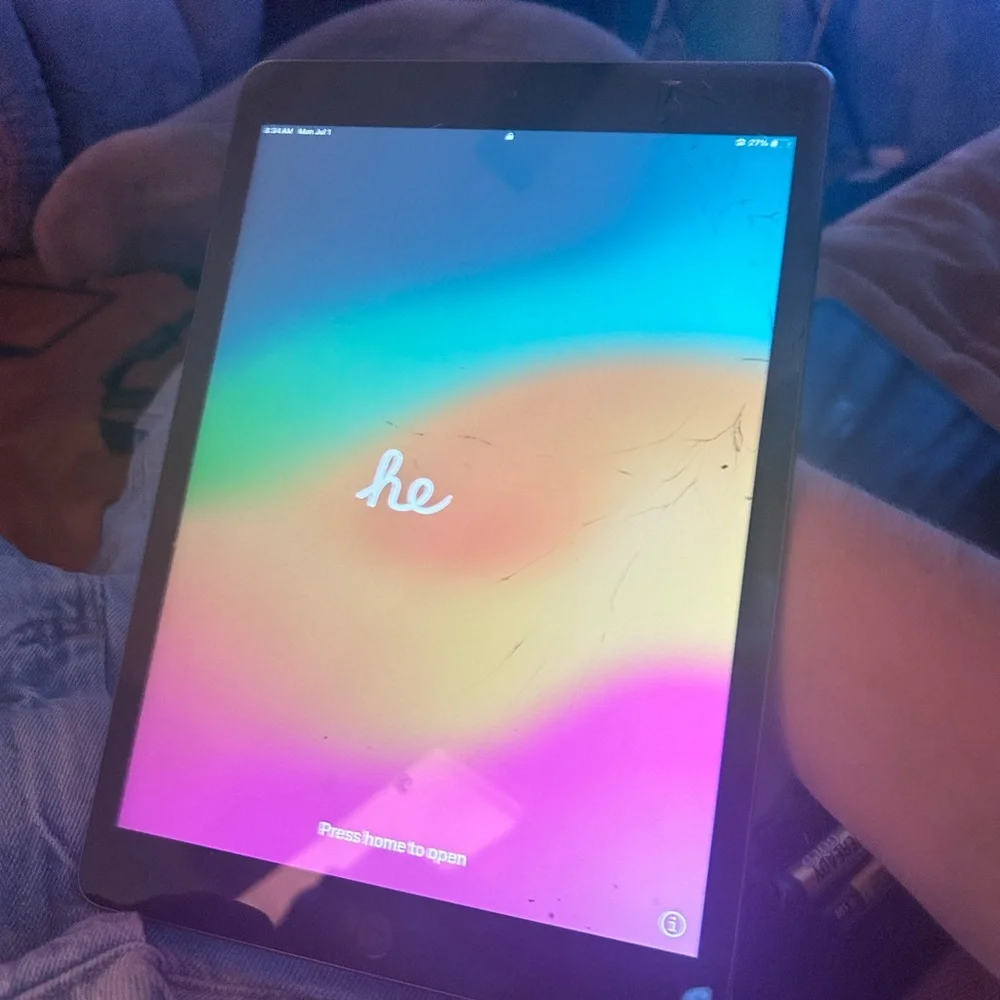 iPad 7th gen 32gb cracked but no issues